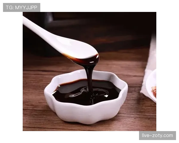 覃海洋训练完直接啃鸡胸肉，这自律程度看得我手里的奶茶不香了